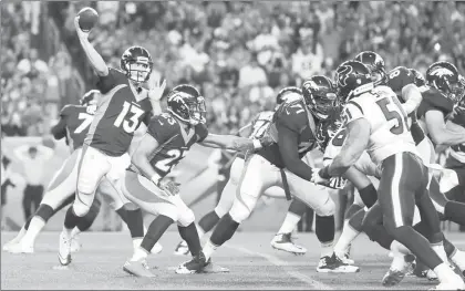  ??  ?? El quarterbac­k Trevor Siemian, de Broncos, tuvo mejor desempeño que su contrapart­e Brock Osweiler, ahora con Houston, luego de su paso por Denver ■ Foto Afp