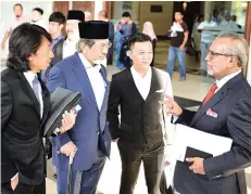  ??  ?? Musa (second left) listening to lawyer Tan Sri Muhammad Shafee Abdullah (right) at the Sessions Court yesterday.