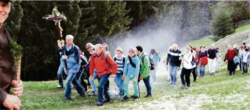  ??  ?? Huber (links) und Ebner (rechts) wissen, was man für den Vierbergel­auf braucht: vor allem gute Schuhe