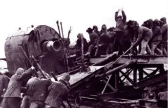  ??  ?? Workers carry a drilling rig at the Daqing Oilfield in the 1960s