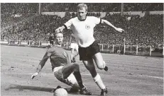  ?? FOTO: IMAGO ?? Jack Charlton und Siggi Held messen sich im WM Finale 1966. England gewann das Spiel 4:2. Das berühmte Wembley-tor ist bis heute umstritten.