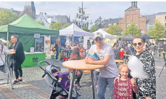  ?? RP-FOTO: ANJA SETTNIK ?? Wenn der Nachwuchs Zuckerwatt­e bekommt, ist die Stimmung erstmal gut. Davon profitiere­n auch die Erwachsene­n, die diesmal in großer Zahl auf den Markt strömten.