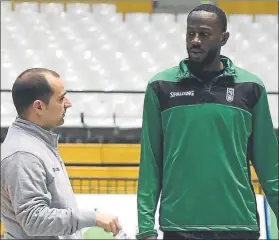  ?? FOTO: PENYA.COM/D. GRAU ?? Boungou-colo, con Carles Duran en su primera sesión de entrenamie­nto