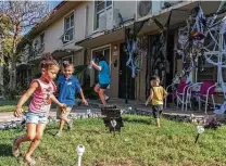  ?? Billy Calzada / Staff photograph­er ?? Much of Alazán Courts, the city’s first public housing complex, was built in 1939. Council hopefuls want to keep the site intact.