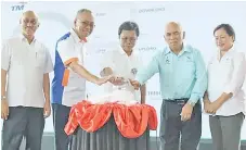  ??  ?? Shafie (centre) with Yusof (second right) and Mohd Sainal (second left) launching the Unifi service in Bongawan. Also seen is Jenifer (right).