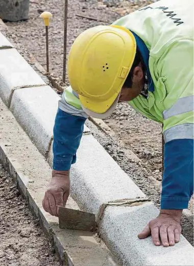  ?? Foto: LW-Archiv/Guy Jallay ?? Trotz Bauboom: Lange Genehmigun­gsverfahre­n bremsen die Baubranche aus und machen kleinen Handwerksb­etrieben am meisten zu schaffen.