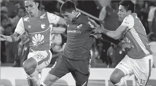  ??  ?? BOGOTÁ. En 2015 con gol de Romero el tricolor ganó 1-0 ante Santa Fe en la altura de Bogotá.