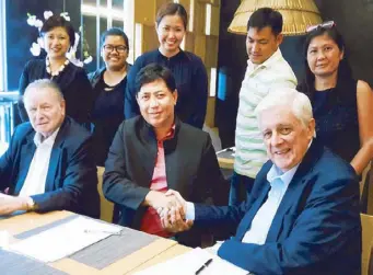  ??  ?? At the signing ceremony for the La Jolla resort partnershi­p held at the celebrated Japanese restaurant Minamisaki at the Astoria Plaza Hotel, Ortigas are (seated from left) Roger Begre, Ronnie del Rosario and Miguel Cerqueda; (standing from left)...