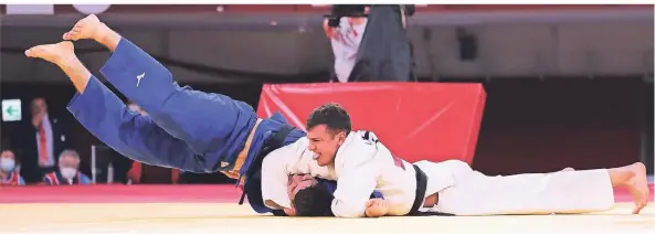  ?? FOTO: JAN WOITAS/DPA ?? Deutschlan­ds Judoka Eduard Trippel (l) verliert den Kampf gegen Lascha Bekauri aus Georgien und gewinnt Silber.