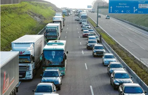  ?? Foto: Marcus Merk ?? Lastwagen und Busse auf der mittleren Spur: Sie sind Rettungskr­äften ein Dorn im Auge, weil die Rettungsga­sse eng wird.