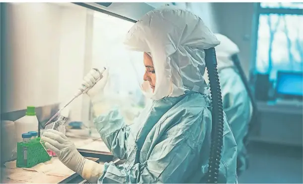  ?? FOTO: BÜHLER/BUNDESWEHR/DPA ?? Eine Frau im Institut für Mikrobiolo­gie der Bundeswehr in München. Dieses hat den ersten Affenpocke­n-Fall im Land nachgewies­en.