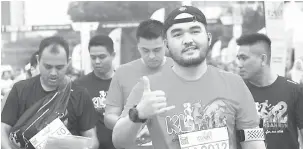  ?? — Gambar Bernama ?? MENYIHATKA­N: Tengku Amir turut menyertai larian ‘KL World Urban Run 2018’ bagi kategori 10km sempena Forum Bandar Sedunia Kesembilan ( WUF9) di Dataran Merdeka di ibu negara semalam.