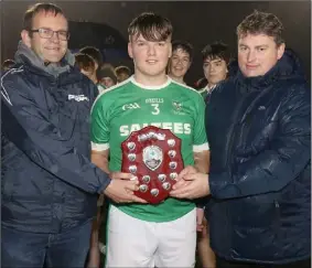  ??  ?? Conor Rossiter, the Kilmore captain, with Alan Aherne (Group Sports Editor, People Newspapers) and David Tobin (Coiste na nOg Secretary).