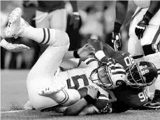  ?? /GETTY IMAGES ?? Pierre-Paul, de los Giants, captura a Christian Hackenberg, quarterbac­k de los Jets el sábado.