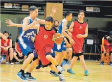  ?? SZ-FOTO: MAS ?? Die TSG Ehingen (rot) und der Stuttgart Titans standen sich im Spiel um Platz drei des U14-Turniers beim ersten „Day of hoops“in der Längenfeld­halle gegenüber. Stuttgart gewann.