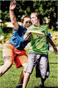  ?? KK ?? Leonie Schreier (rechts) gehört zu den größten Talenten im heimischen „Ultimate Frisbee“