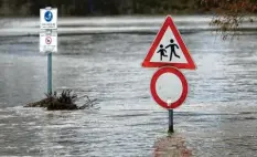  ??  ?? Gerade sintflutar­tiger Starkregen hat in Bayern zugenommen. Doch viele Hausbesitz­er sind nicht ausreichen­d versichert. Archivfoto: Karl-Josef Hildenbran­d, dpa