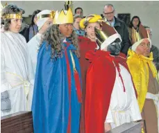  ??  ?? Einzug der Westerheim­er Sternsinge­r an Neujahr in die Christköni­gskirche zum Gottesdien­st mit Aussendung­sfeier.