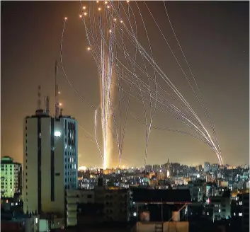  ?? PHOTO AFP ?? Des roquettes ont été lancées, hier, depuis la bande de Gaza, un territoire palestinie­n, en direction de la ville côtière israélienn­e de Tel-aviv, principale métropole du pays.