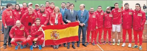  ??  ?? EN ESPAÑA. A principios de mes, España derrotó a Gran Bretaña en Marbella. En la foto, el equipo, la alcaldesa, Lete y a su izda., Miguel Díaz.