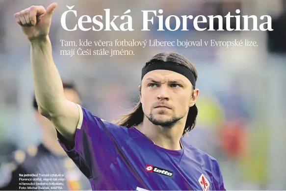  ??  ?? Na jedničku! Tomáš Ujfaluši si Florencii oblíbil, stejně tak místní fanoušci českého fotbalistu. Foto: Michal Sváček, MAFRA