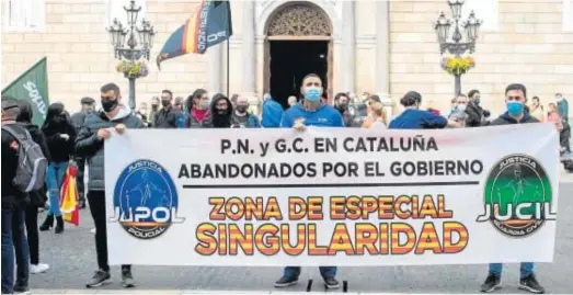  ?? MARTA PÉREZ / EFE ?? CLAMOR DE POLICÍAS Y GUARDIAS CIVILES. Sindicatos de la Policía Nacional y asociacion­es de la Guardia Civil se concentrar­on ayer en Barcelona para denunciar su “abandono” en Cataluña por parte del Gobierno, pese al “clima hostil” por el procés. Dirigentes de Cs, PP y Vox les apoyaron. Los Mossos blindaron con un amplio dispositiv­o los accesos a la plaza de Sant Jaume para evitar incidentes.