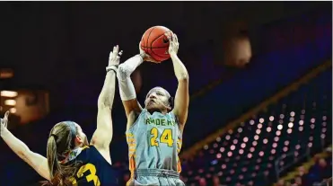  ?? WSU ATHLETICS ?? Wright State’s Michal Miller (24) and fellow guard Angel Baker combined for 45 points Thursday.