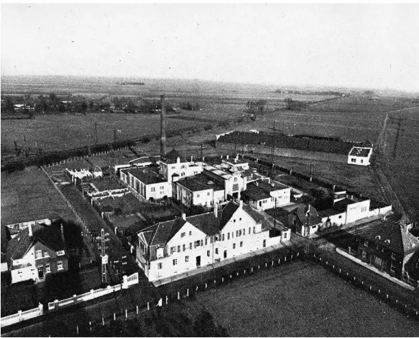  ?? FOTO: WILHELM SCHMITTER/HEIMATVERE­IN ?? Das Erkelenzer Elektrizit­ätswerk, etwa 1920. Es stand auf dem Grundstück gegenüber des Wasserturm­s.