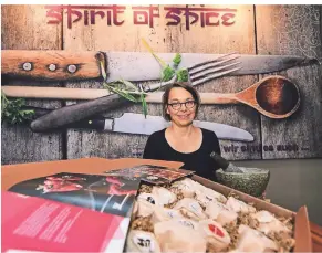  ?? FOTO: NORBERT PRÜMEN ?? Ute Bornholdt präsentier­t einige der Gewürze ihrer Firma „Spirit of Spice“.