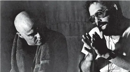  ??  ?? Marlon Brando y Francis Ford Coppola durante la filmación de Apocalipsi­s ahora en Filipinas.