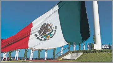  ??  ?? En presencia del titular del Poder Judicial, Miguel Ángel Chuc López, el legislador destacó que en Campeche se trabaja viendo siempre el horizonte de crecimient­o por encima de los obstáculos, con la certeza de superar todos los desafíos para construir...