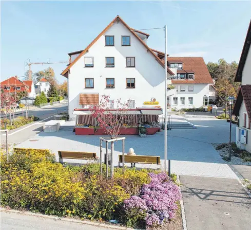  ?? FOTO: GEMEINDE/SVEN HOLZHOFER ?? Sehr gelungen ist der neu gestaltete Dorfplatz in Schlier. Zur feierliche­n Einweihung lädt die Gemeinde Schlier herzlich ein.