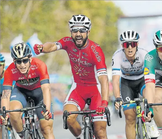  ?? FOTO: EFE ?? Nacer Bouhanni celebra su victoria sobre Danny Van Poppel y Elia Viviani en el sprint de San Javier (Murcia), final de una etapa marcada por el viento en los últimos 25 kilómetros