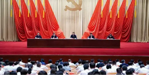  ??  ?? President Xi Jinping addresses party officials at the CPC Central Committee National Academy of Governance on Sept. 1. Photograph­er: Xinhua News Agency