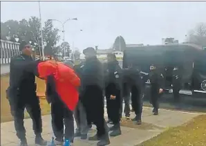  ?? CAPTURA DE TV ?? PRESOS. Los acusados fueron enviados al Complejo Penitencia­rio de Ezeiza.