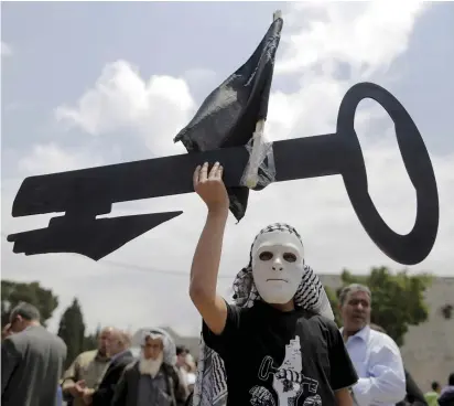  ?? (Reuters) ?? A PALESTINIA­N demonstrat­or holds a key symbolizin­g ‘return’ to Israel at a rally.