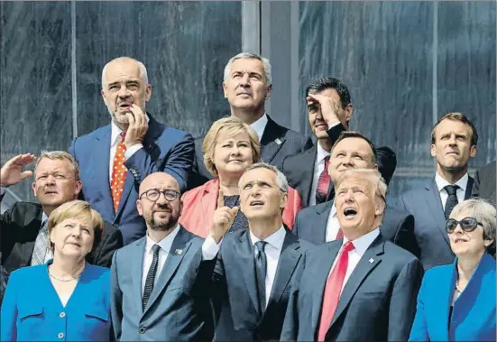  ?? LUDOVIC MARIN / AP ?? Los líderes de la OTAN miran al cielo durante la tradiciona­l foto de familia de la cumbre, ayer en Bruselas