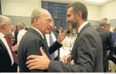  ?? JAVIER ALBIÑANA ?? Francisco de la Torre conversa con el consejero de Sostenibil­idad y Medio Ambiente.