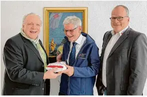  ?? Foto: Büro Grath ?? Martin Grath bei seiner klassische­n Brotüberga­be an den Präsidente­n Dr. Bernhard Konyen und Kreisgesch­äftsführer Mathias Brodbeck vom DRK Heidenheim.