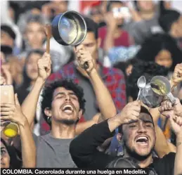  ?? AFP / JAVIER TORRES ?? COLOMBIA. Cacerolada durante una huelga en Medellín.