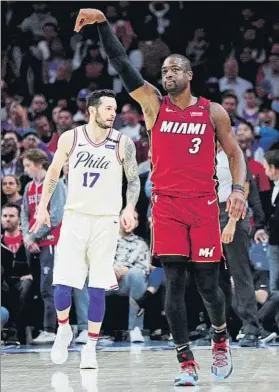  ?? FOTO: AP ?? Wade, de 36 años, mostró su clase en Filadelfia. Los Heat empataron la serie