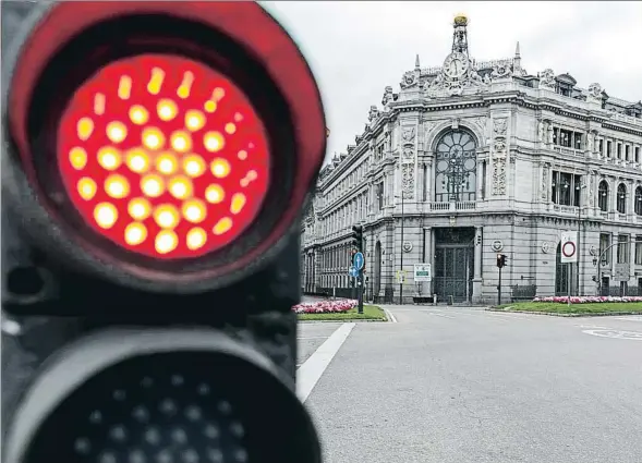  ??  ?? El gobernador del Banco de España, Pablo Hernández de Cos, es menos optimista que el Gobierno sobre la recuperaci­ón económica