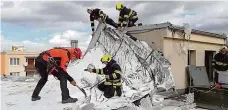  ?? Foto: ČTK ?? Vichřice Smršť, která se ve čtvrtek prohnala velkou částí republiky, poškodila elektrické vedení, střechy a zaparkovan­á auta.