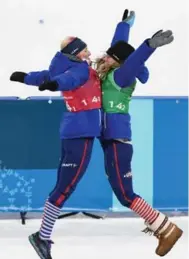  ?? CHRISTOF STACHE/AFP/GETTY IMAGES ?? American Kikkan Randall had experience­d nothing but tough luck at the Olympics until she and Jessica Diggins, right, combined to win the cross country team sprint free final.