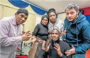  ?? Picture: MARK WEST ?? IN REHEARSAL: Monde Wani, left, directs ‘The Melting Pot’ cast of, back, Nomsa Wani, Sivu Wani, Jacques Batista and front, Sigqibo Kutase