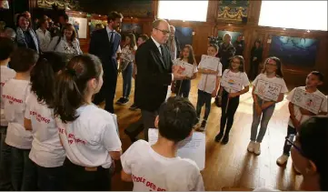  ?? (Photos Cyril Dodergny) ?? Les écoliers ont accueilli le prince Albert II comme de petits manifestan­ts .