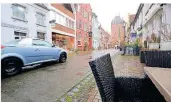  ?? RP-ARCHIVFOTO: ARFI ?? Die Klever Straße in Xanten: Bisher dürfen hier noch Autos fahren. Aber das Stück bis zum Klever Tor soll testweise zur Fußgängerz­one werden.