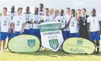  ??  ?? Le FC Dieppe a remporté le championna­t provincial senior (division 1) l’année dernière. - Gracieuset­é