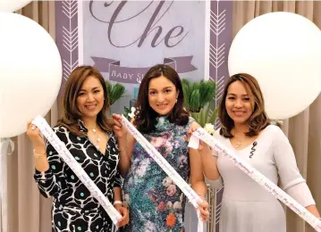  ??  ?? BFFs. Pia Lu & Joanna Alpapara throw a baby shower party for Che Uy.