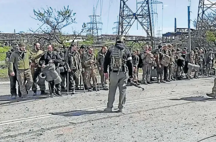  ?? Foto: Afp ?? Soldados rusos controlan a decenas de combatient­es ucranianos, muchos de ellos heridos, tras haber abandonado la acería de Azovstal.